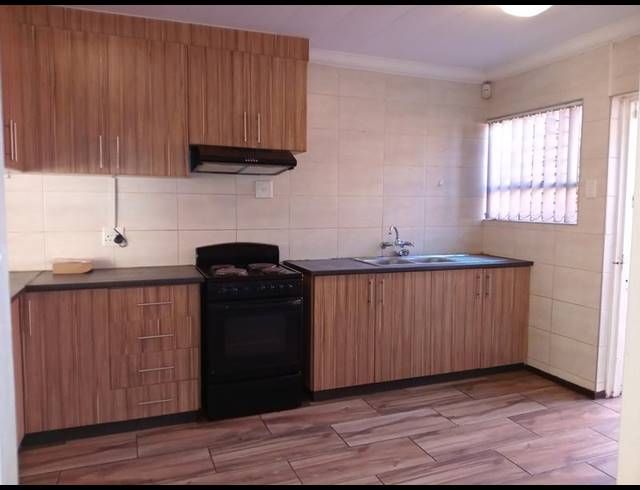 3 BEDROOM TOWNHOUSE FOR SALE IN VANDERBIJLPARK CE 3